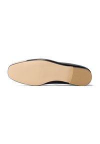 Suola di scarpa in pelle nera con superficie beige liscia, caratterizzata da un tacco in gomma testurizzata e un design snello e slanciato.