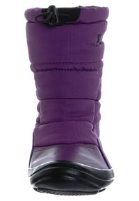 Botte isolante violette avec un haut en textile rembourré, une partie inférieure lisse et brillante imperméable, et un système de fermeture à cordon en haut.