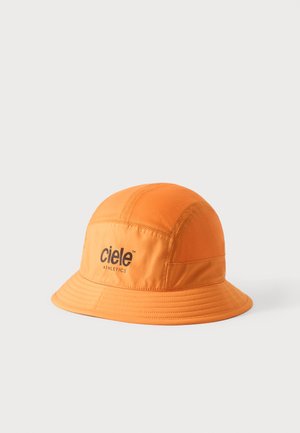 Chapeau bob orange à large bord avec logo noir "ciele athletics" sur le devant, présenté sur un fond clair uni.