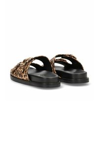 Chanclas de estampado de leopardo con suela de goma negra, parte trasera abierta, tiras anchas y acentos decorativos en el hardware.