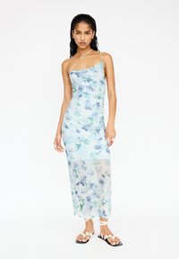 Halbtransparentes Kleid mit Blumenmuster in Blau- und Grüntönen, mit einem schulterfreien Design und einer taillierten Silhouette, die bis zur Mitte der Wade reicht.