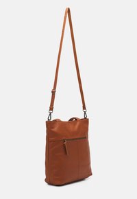 Hnědá kožená kabelka přes rameno s jedním nastavitelným popruhem, přední kapsou na zip a hladkou strukturou. Klasický obdélníkový tvar.