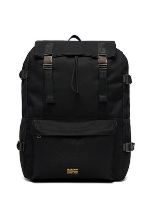 Černý batoh značky G-Star s přední kapsou na zip, dvěma popruhy se sponami, postranními síťovanými kapsami a horním držadlem.