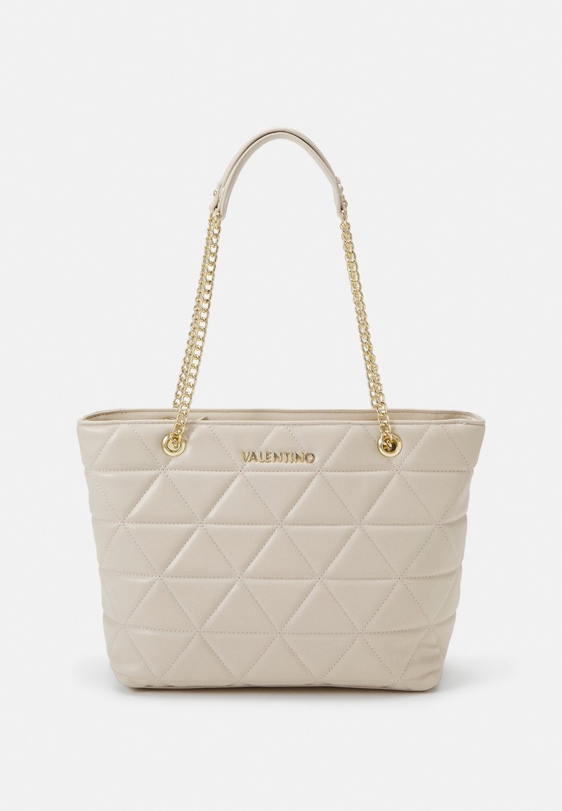 Sac cabas matelassé beige Valentino avec poignées en chaîne dorée et logo, forme rectangulaire, taille moyenne.