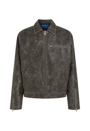 Graue Lederjacke mit Reißverschluss vorn, spitzem Kragen und einer Tasche auf der linken Brust. Mit Reißverschlüssen an den Ärmeln und strukturiertem Finish.