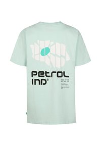 Jasno miętowa bawełniana koszulka z geometrycznym białym i turkusowym wzorem na plecach, z czarnym tekstem i akcentami logo poniżej.