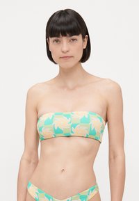 Bandeau bikini top bez naramenica u zelenoj i mint boji s cvjetnim uzorkom i kariranim akcentima, izrađen od rastezljivog materijala za kupaću odjeću.
