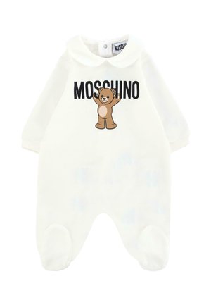 Witte baby jumpsuit met lange mouwen, ronde kraag, voorop een logo "MOSCHINO" en een cartoonbeer graphic in bruin. Zacht materiaal, afgerond voetje ontwerp.