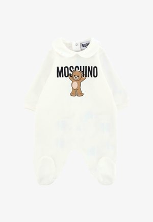 Witte baby jumpsuit met lange mouwen, ronde kraag, voorop een logo "MOSCHINO" en een cartoonbeer graphic in bruin. Zacht materiaal, afgerond voetje ontwerp.