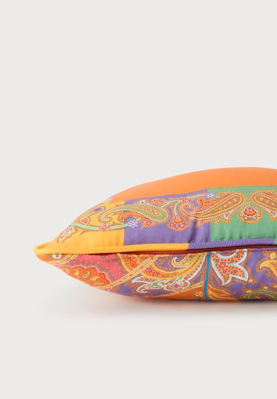 Coussin décoratif rectangulaire avec des motifs cachemire multicolores et une fermeture éclair orange visible sur fond blanc.