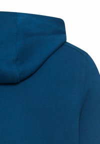 Blauer Hoodie mit weicher Textur, ausgestattet mit einer großen Kapuze und genähten Nähten, der ein schlichtes, sauberes Design ohne Muster zeigt.