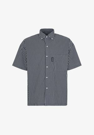 Camisa de manga corta en azul marino oscuro con rayas blancas verticales, botón en la parte delantera y un bolsillo en el pecho. Fabricada con una tela suave y ligera.