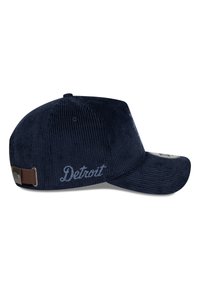 Jūras zila korduroja cepure ar izliekto viziera, kurai uzšūts "Detroit" zils. Aizmugurē regulējams brūns siksna ar metāla akcesuāriem.
