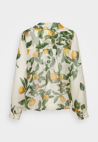 Blouse transparente avec motif de feuilles orange et vertes, manches longues, poignets boutonnés et dos froncé. Le tissu est léger.