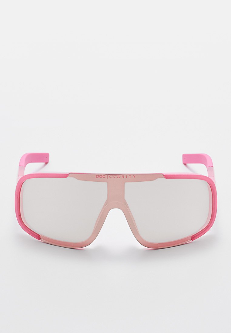 Różowe okulary przeciwsłoneczne z dużą prostokątną oprawą, z przezroczystym różowym dolnym fragmentem i białymi szkłami. Akcenty na ramionach dodają detali.
