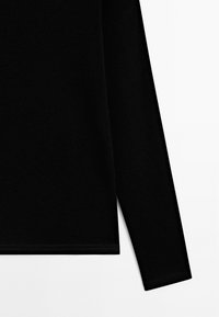 Zwarte lange mouwen top met een gladde textuur. Heeft een recht model en een eenvoudige ronde halslijn, zonder zichtbare patronen of accenten.