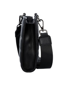 Borsa nera rettangolare in pelle vista di lato, dotata di una larga tracolla regolabile con ganci metallici attaccati a anelli metallici.