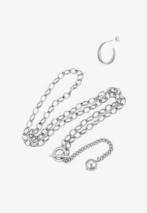 Zilverkleurige sieradenset bestaande uit een ketting met ovale schakels, een ronde sluiting en een paar kleine oorringen.