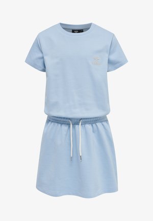 Jasnoniebieska bawełniana sukienka t-shirtowa z krótkimi rękawami, elastycznym pasem, sznurkiem do regulacji oraz subtelnie haftowanym logo na piersi. Gładka faktura.