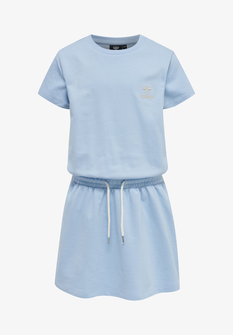 Ljusblå bomulls t-shirtklänning med korta ärmar, elastisk midja, dragsko och diskret broderad logotyp på bröstet. Slät textur.