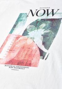 Design botanique abstrait avec des formes superposées bleu sarcelle et rose, texte "NOW" et "Botanical Engineering Raw Materials Experience" sur tissu blanc.