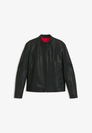 Giacca in pelle nera con zip frontale, colletto alla coreana con bottone a pressione, tasche laterali con cerniera e fodera interna rossa.