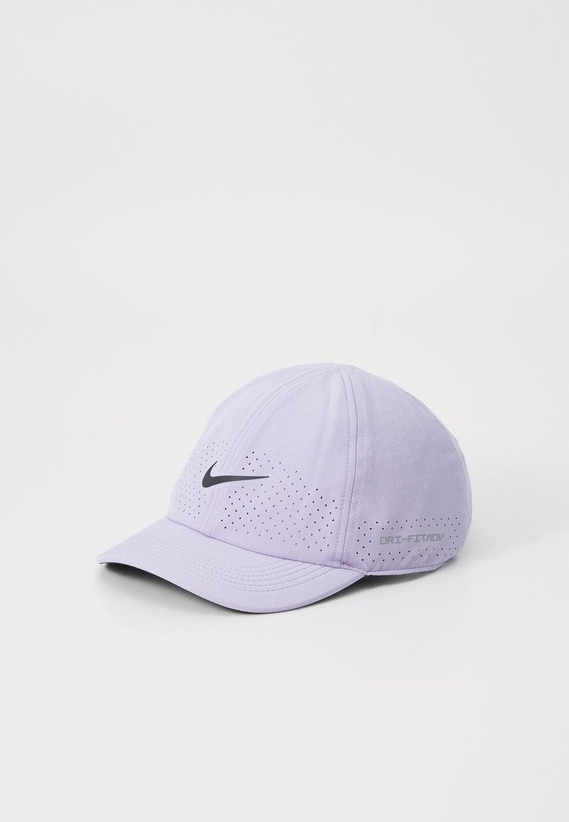 Lys lavendel Nike caps med buet skjerm, svart logo foran og perforerte sidepaneler for ventilasjon. DRI-FIT-merke på siden.