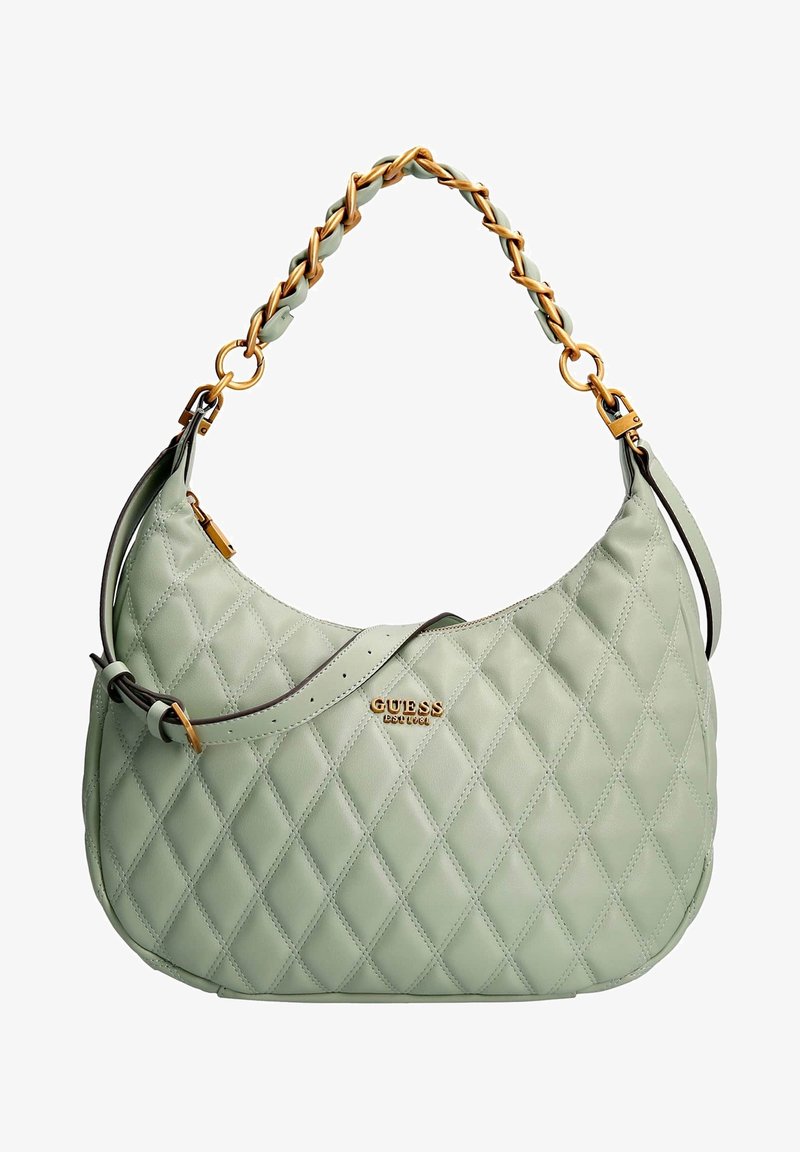 Sac à bandoulière en cuir vert clair matelassé avec chaîne dorée et poignée tressée en cuir, sangle réglable et logo "GUESS" doré à l'avant.