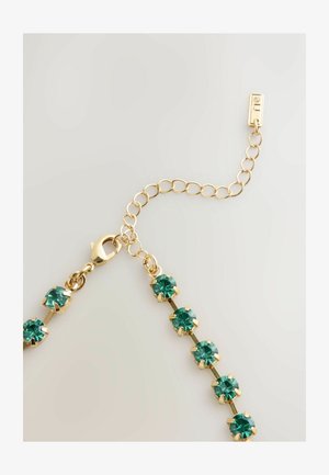 Brățară aurie cu pietre verzi alternante, fiecare montată într-un cadru cu ciocan, dotată cu o închidere tip homar și o lanț ajustabil.