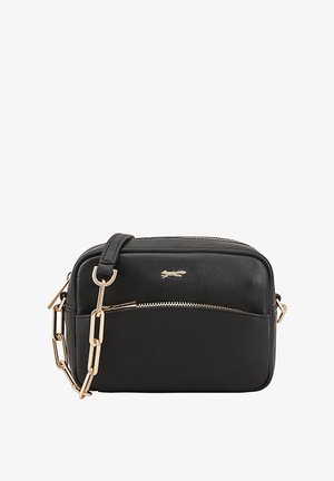 Zwarte leren schoudertas met een gouden kettingband, ritssluiting, voorvak en een klein logoaccent aan de voorkant. Rechthoekige vorm.