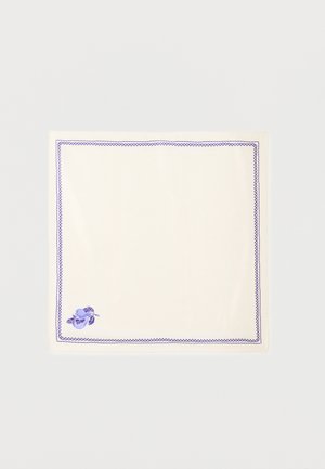 Carré de tissu blanc avec une fine bordure brodée violette et un petit motif floral violet dans le coin inférieur gauche.