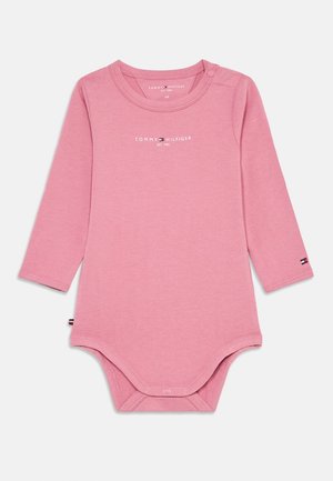 Bodysuit de bebé de manga larga en color rosa, fabricado con algodón suave. Cuenta con un cierre a presión en el hombro y en la parte inferior. Logo de la marca impreso en el pecho.