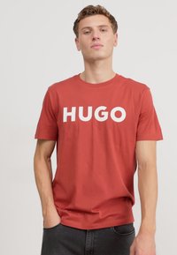 HUGO DULIVIO - Apdrukāts T-krekls - dark red