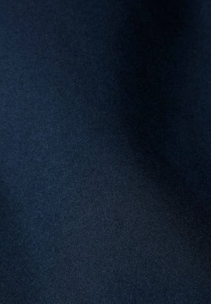 Σκούρο μπλε ύφασμα με λεπτό διαγώνιο υφαντό μοτίβο και διακριτικές σκιάσεις.