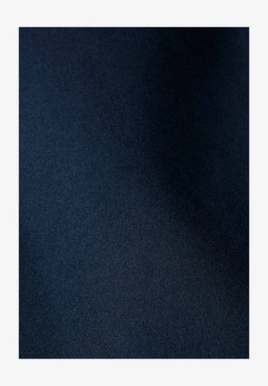 Țesătură albastru închis cu model fin în diagonală și umbrire subtilă.