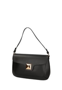 Borsa a mano in pelle nera con forma strutturata, accessori in hardware a piramide dorata e tracolla regolabile. Texture liscia, design minimalista.