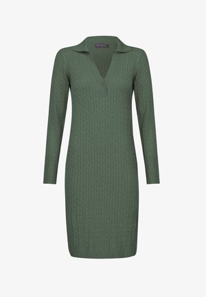 Robe pull en tricot torsadé de couleur vert foncé avec un col, des manches longues, une patte de boutonnage à trois boutons et des finitions côtelées.