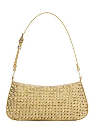 Mała złota torebka z cienkim regulowanym paskiem, pokryta równomiernie rozmieszczonymi złotymi ćwiekami, na białym tle.