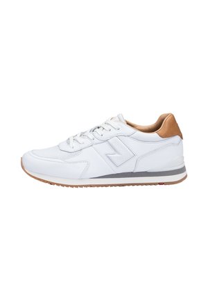 Biały sneaker na sznurowadła z jasnobrązowym paskiem na pięcie, szarą i białą podeszwą oraz przeszyciem w kształcie zygzaka po boku.