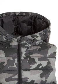 Padded jacket s kapucí v šedém maskovacím vzoru, s předním zipovým uzávěrem a hladkým, jemným povrchem.