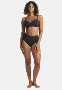 Czarny zestaw bikini z skręconym topem bandeau i wysokimi majtkami z bocznymi marszczeniami, wykonany z gładkiego, rozciągliwego materiału.