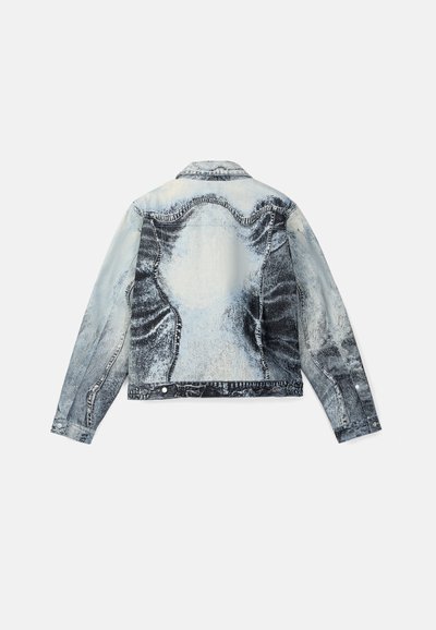 Vaaleansininen ja musta wash-denim-takki, jossa on kulunut tekstiili, napitettava etuosa ja klassinen kaulus. Takana on sauma-aron yksityiskohtia.