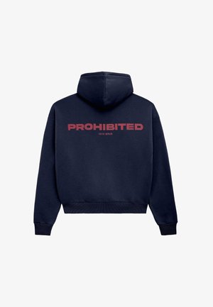 Sweat à capuche bleu marine avec les mots "PROHIBÉ" et "10119 BERLIN" imprimés en rouge au dos, présenté sur un fond blanc.