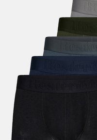 Fünf Paare Männerunterwäsche in verschiedenen Farben: schwarz, marineblau, grau, dunkelgrün und hellgrau. Jedes Stück verfügt über einen weichen, elastischen Bund mit eingeprägtem Branding.