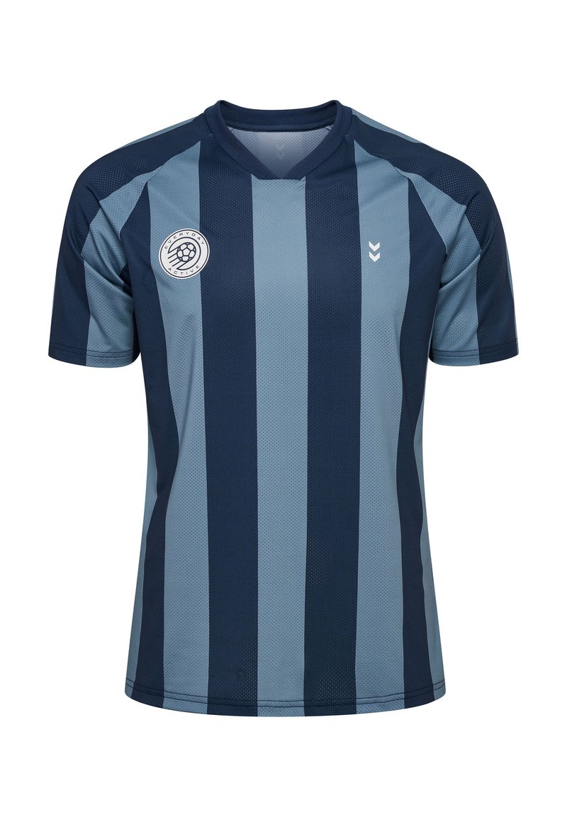 Marineblauw en luchtblauw gestreept atletisch shirt vervaardigd uit ademend materiaal, met een ronde hals, korte mouwen en een cirkelvormig logo op de borst.