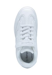 Weiße Sneaker mit Obermaterial aus glattem Leder, Schnürverschluss und Klettverschluss. Weiche Innensohle und Gummisohle. Markenlogo auf dem Riemen sichtbar.