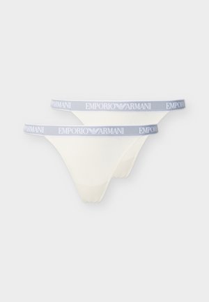 Δύο λευκά εσώρουχα τύπου στρινγκ με γκρι ελαστικές ζώνες στη μέση που φέρουν το λογότυπο "Emporio Armani" σε λευκά γράμματα.