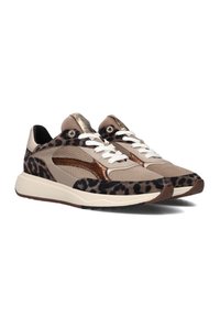 De sneakers hebben een beige mesh bovenwerk met luipaardprint details, gouden accenten en witte veters. De zool is dik en gevoerd.