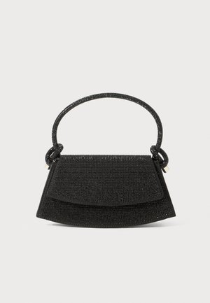 Borsa nera con forma strutturata, materiale testurizzato, manico annodato e chiusura a patta. Presenta una leggera lucentezza e hardware minimale.