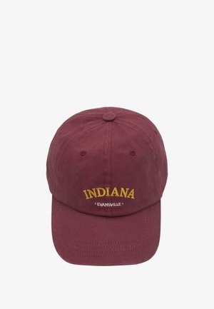 Bordeauxrød baseballkasket med gul broderet tekst "INDIANA" og "EVANSVILLE." Har en rund krone og buet skygge, lavet af stofmateriale.